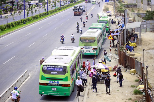 
Nhiều xe buýt bất chấp quy định, đậu xe chờ khách cả chục phút cùng với hàng rong tạo ra cảnh nhếch nhác ở khu vực gần cầu vượt Suối Tiên.
