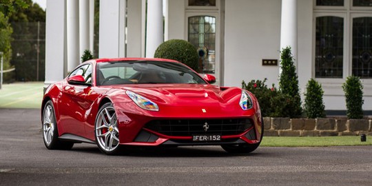 
Ferrari F12 giá 300.000 USD.
