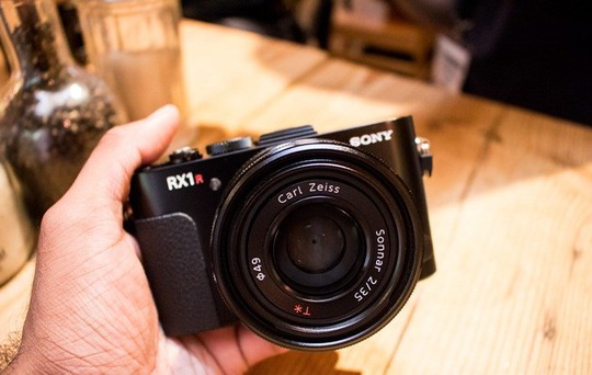 
RX1r mặc dù có kích thước của máy ảnh gia đình nhưng chất lượng ảnh lại tương đương các máy chuyên nghiệp và tất nhiên mức giá không hề rẻ
