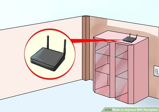 
Đặt bộ phát Wi-Fi ở đâu mang tính quyết định và người dùng cần nhớ một số lưu ý. Đầu tiên là phải đặt ở vị trí trung tâm nhất của ngôi nhà và đặt ở vị trí cao nhất có thể (với nhà tầng nên đặt ở tầng trên) do sóng Wi-Fi phát xuống mạnh hơn phát lên. Nên tránh để dưới sàn, thay vào đó là để trên nóc tủ hoặc treo trên tường.
