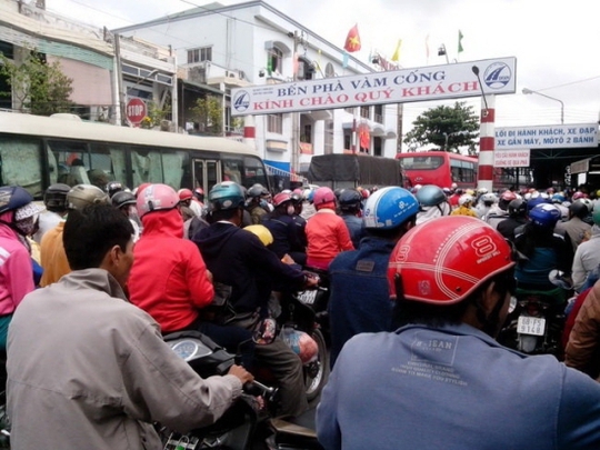 
Bến phà Vàm Cống (An Giang) kẹt cứng, khiến giao thông ùn tắc nghiêm trọng.
