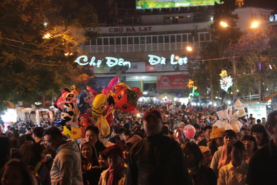 
Khách đông, chợ đêm Đà Lạt chen chúc như chợ ngày thường - Ảnh: Tiến Long
