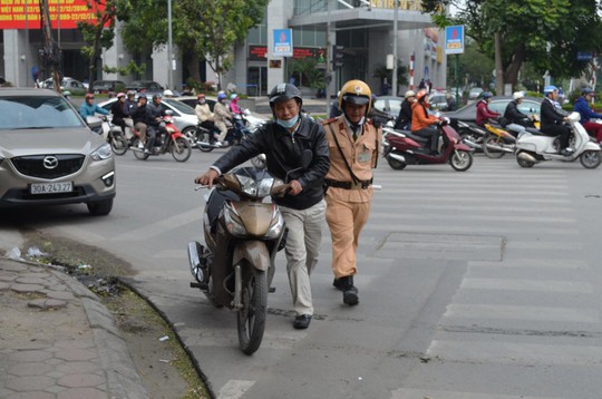 CSGT của Công an Hà Nội phối hợp lực lượng chức năng kiểm ra nồng độ cồn của người điều khiển phương tiện giao thông