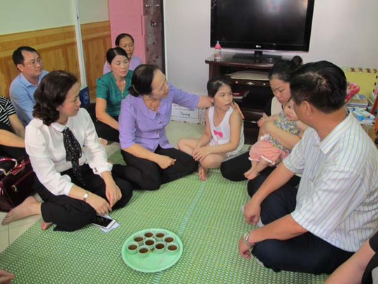 Lãnh đạo TP Hải Phòng đến thăm gia đình trung úy Nguyễn Bá Thế, làm nhiệm vụ trên máy bay CASA-212 gặp nạn Ảnh: TRỌNG ĐỨC