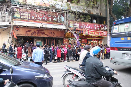 
Xếp hàng dài cả chục mét trước cửa hàng vàng Bảo Tín Minh Châu trên đường Trần Nhân Tông, Hà Nội - Ảnh: Phương Nhung
