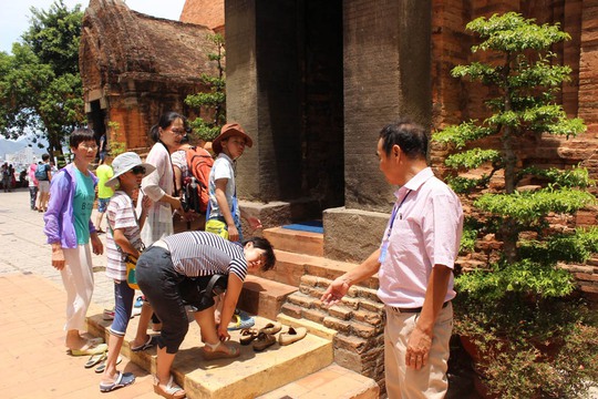 Thuyết minh viên hướng dẫn du khách Trung Quốc tham quan tại Tháp Bà Ponagar