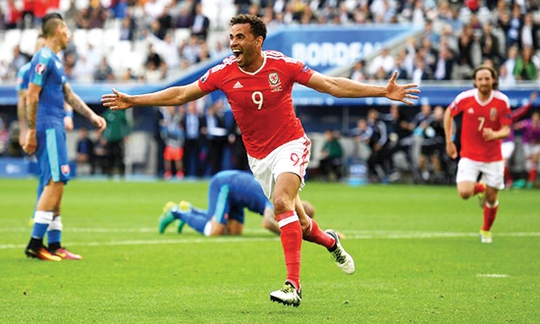 Cầu thủ Hal Robson-Kanu, xứ Wales, ăn mừng chiến thắng trận đầu với Slovakia ngày 11-6.
