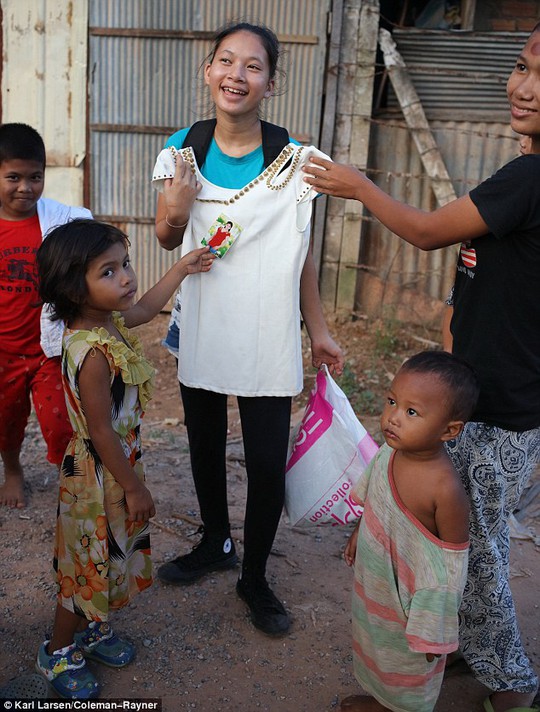Con gái Angelina Jolie hăng say làm từ thiện ở Campuchia