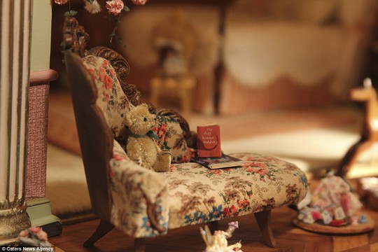 Ghế sofa đọc sách cùng chú gấu nhồi bông nhỏ. Ảnh: Caters New Agency