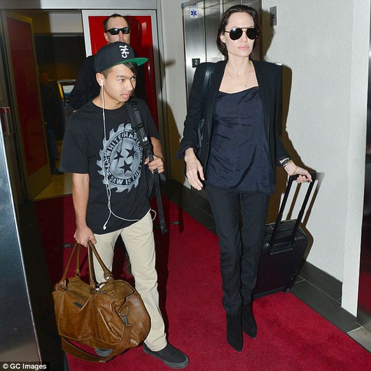 Angelina và con trai cả Maddox