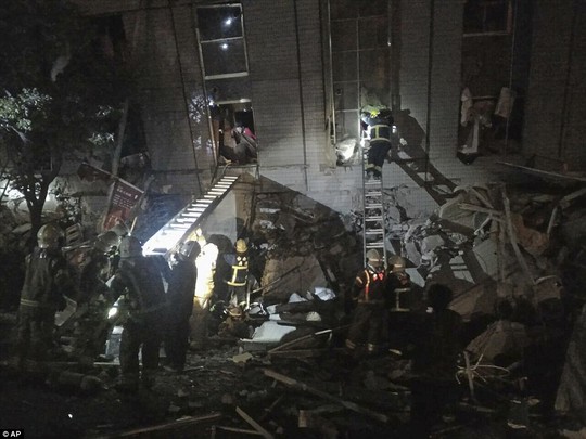 Ứng cứu nạn nhân ngay rạng sáng 6-2 khi động đất xảy ra làm sập chung cư 17 tầng