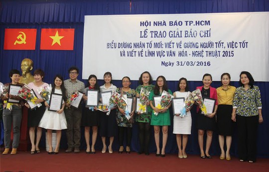 
Nhóm phóng viên Báo Người Lao Động nhận giải ba cùng các đồng nghiệp. Ảnh: Hoàng Triều
