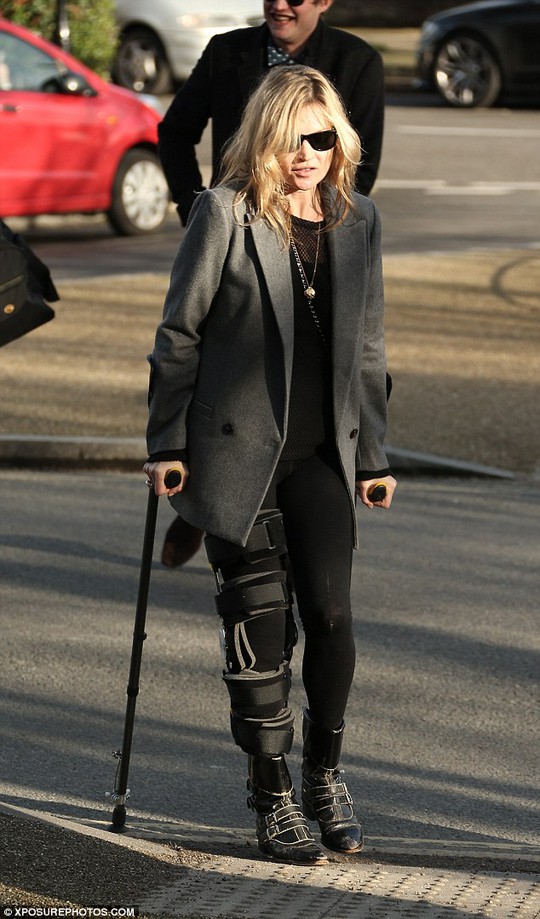 Kate Moss di chuyển khó nhọc với đôi nạng