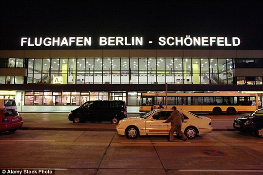 Máy bay sau đó đã hạ cánh tại sân bay Schoenefeld ở Berlin - Đức. Ảnh: Alamy