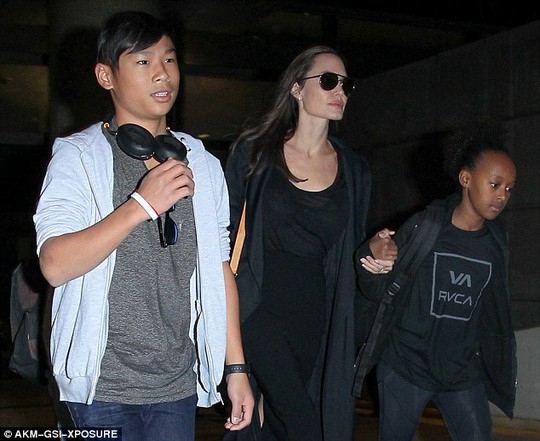 Pax Thiên cùng Zahara, Shiloh và Angelina Jolie về Los Angeles