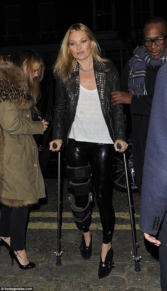Kate Moss bị thương sau cú ngã lúc trượt tuyết ở Thụy Sĩ, cô dùng nạng di chuyển