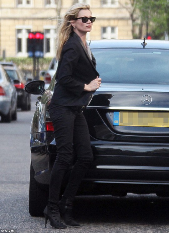 Kate Moss bán xe