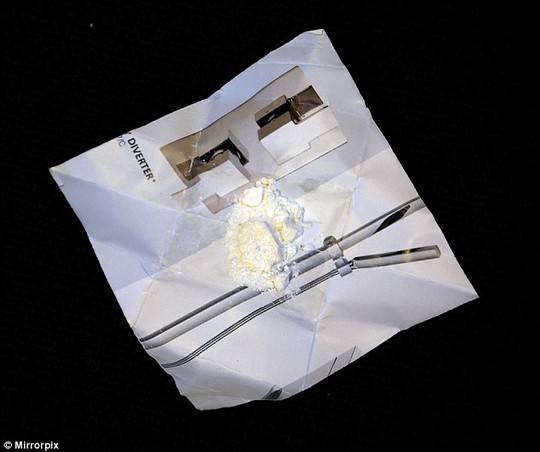 Chất trắng được phát hiện bên trong chiến xe Kate Moss bán