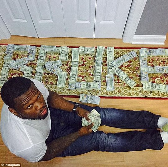 Rapper 50 Cent bên đống tiền