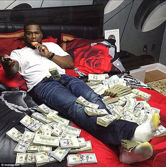 Rapper 50 Cent khốn đốn vì khoe ảnh chụp với tiền 