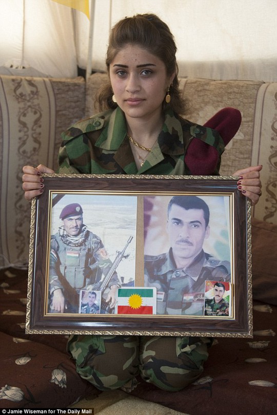 Chú ruột của cô gái xinh đẹp này đã hi sinh ở tuổi 32 trong một trận chiến chống IS.