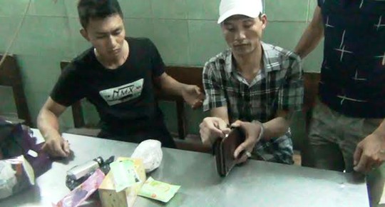 
Đối tượng Phạm Ngọc Cường bị trinh sát phục kích bắt quả tang khi đang giao dịch ma túy ở TP HCM
