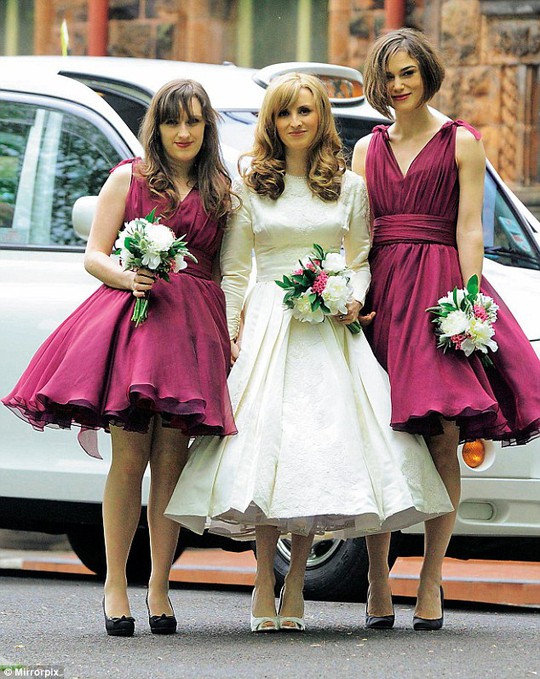 Nữ diễn viên Keira Knightley (phải) trong đám cưới của anh trai Caleb. Cô diện đầm tím, tay cầm hoa, tháp tùng bên chị dâu Kerry đầm trắng. Đám cưới Caleb diễn ra tháng 4-2011.