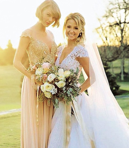 Taylor Swift rạng rỡ làm phù dâu cho bạn thân thời thơ ấu Britany Maack.