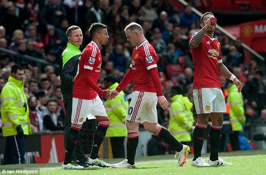 Rooney ra sân nhường chỗ cho Jesse Lingard