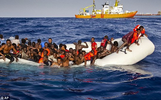 
Những người di cư trên chiếc thuyền cao su. Ảnh: AP
