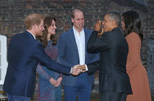 
Hoàng tử Harry cùng hoàng tử William và công nương Kate tiếp đón vợ chồng ông Obama. Ảnh: PA
