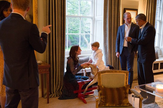 
Hoàng tử bé đã được bố mẹ cho phép thức muộn một chút để chờ gặp vợ chồng Obama. Ảnh: Kensington Palace
