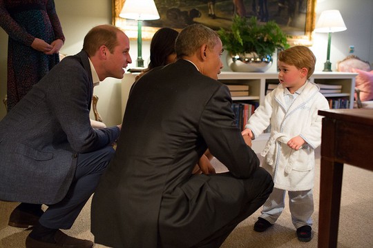 
Hoàng tử bé George bắt tay Tổng thống Obama. Ảnh: Kensington Palace

