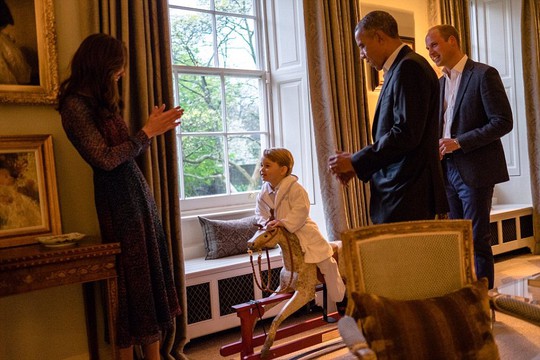 
Cậu bé chơi trên con ngựa gỗ bập bênh mà vợ chồng TT Obama đã tặng. Ảnh: Kensington Palace
