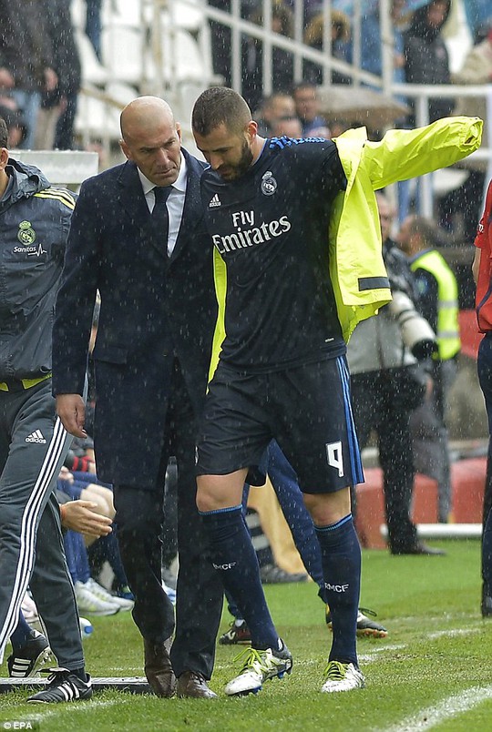 HLV Zidane dìu Benzema rời sân ở cuối hiệp 1 trận gặp Vallecano