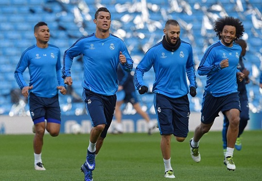 Không chỉ có Ronaldo, Benzema cũng đã tập luyện trở lại