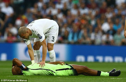 Kompany nằm sân đau đớn trong trận gặp Real Madrid