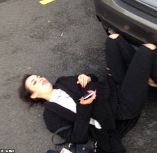 Nữ diễn viên Stephanie Davis ngã trên mặt đất sau vụ bị tấn công