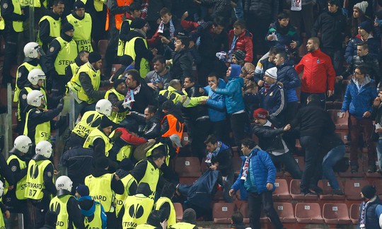 Các CĐV đội chủ nhà làm loạn trên khán đài trận Trabzonspor thua Fenerbahce