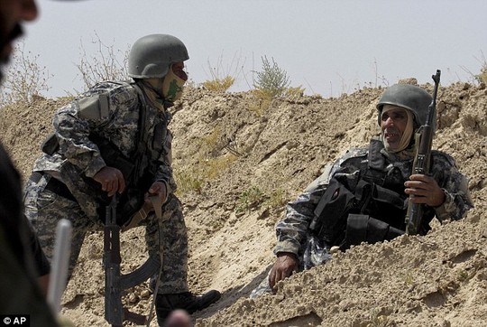 
Lực lượng chính phủ Iraq trong cuộc tấn công quy mô lớn vào TP Fallujah. Ảnh: AP

