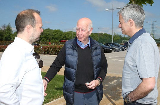 Mourinho trò chuyện với Sir Bobby Charlton