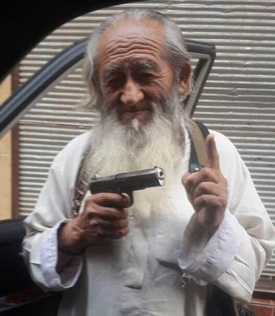 Tuyệt vọng ở Fallujah, IS "khoe" tay súng Trung Quốc 81 tuổi