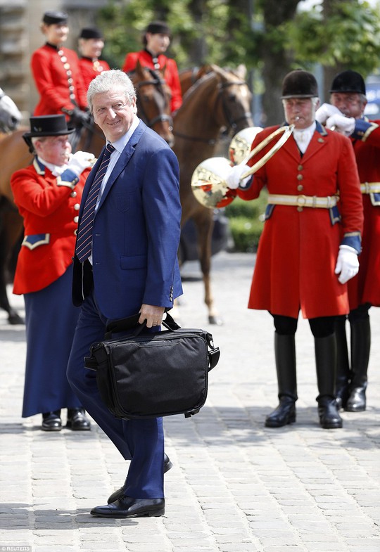 HL Roy Hodgson và các học trò đuoợc chào đón nồng nhiệt tại Pháp