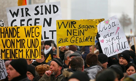 Lời cáo buộc của bé gái dẫn đến nhiều cuộc biểu tình ở Đức. Ảnh: Reuters