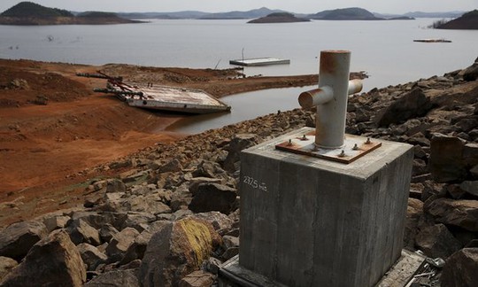 
Hồ thủy điện ở đập Guri khô cạn do hạn hán. Ảnh: Reuters
