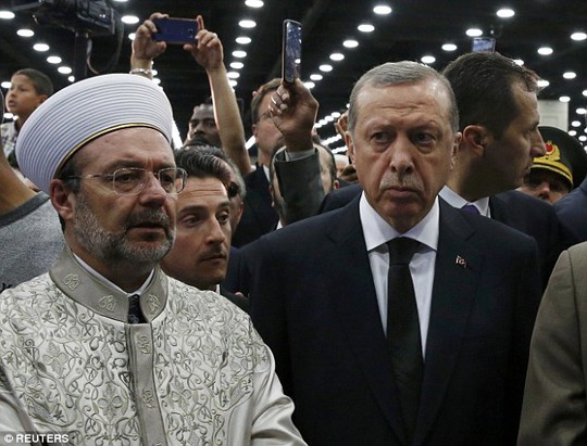 
Tổng thống Erdogan (phải) tức giận, bỏ tham dự tang lễ Muhammad Ali vì không được phát biểu. Ảnh: Reuters
