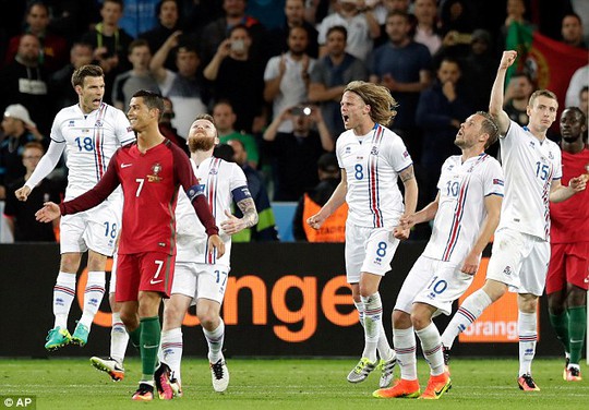 
Niềm vui của các cầu thủ Iceland khi có được 1 điểm trước Bồ Đào Nha.
