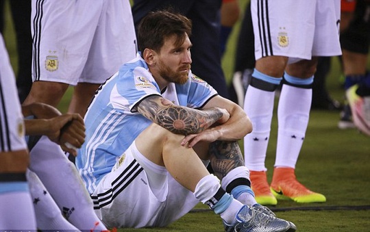 
Messi thẫn thờ sau khi sút hỏng quả đá luân lưu cho Argentina
