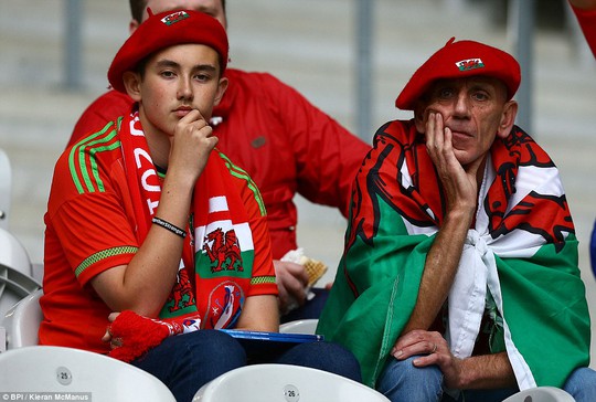 
Nỗi lo lắng của CĐV XỨ Wales khi bị Bỉ dẫn trước từ phút 13
