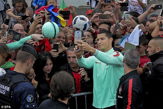 
Ronaldo tự sướng với người hâm mộ trước trận tử chiến với Bale
